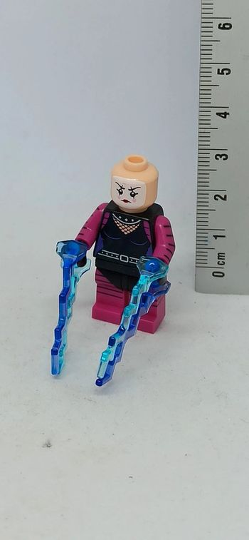 Personnage femme avec habits rose et noir et éclairs lego