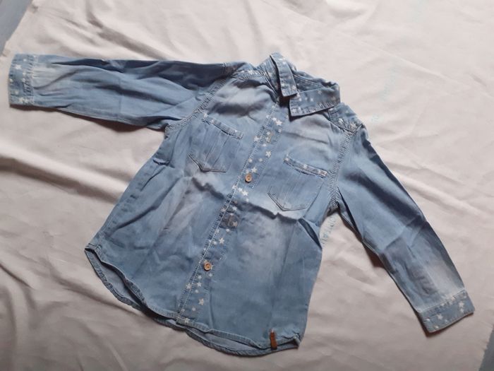 Chemise bleue claire motif étoiles blanches