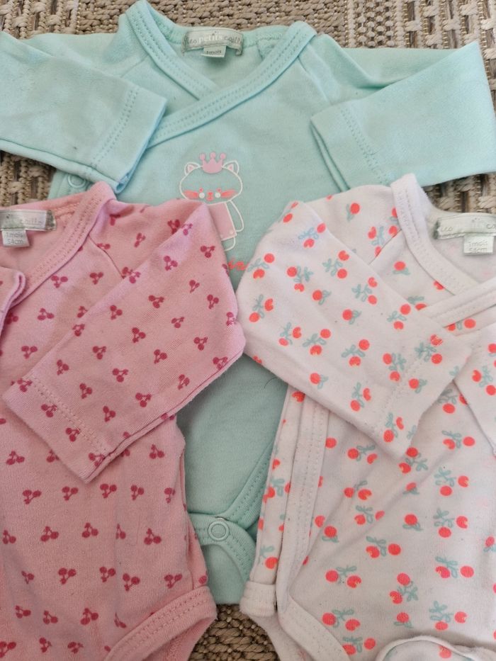 Lot de trois bodies en très bon état taille 1 mois - photo numéro 2