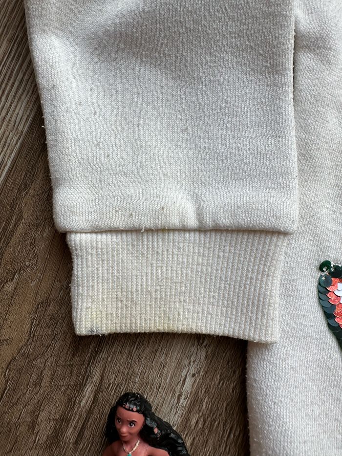 - Sweat Disney - 3/4 ans - bon état, tache - photo numéro 2