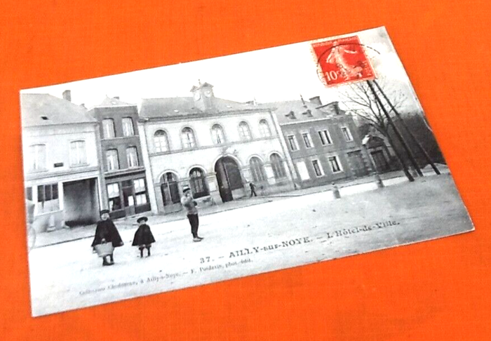 Carte postale ancienne Ailly-sur-Noye (Somme) L' Hôtel de Ville - photo numéro 2