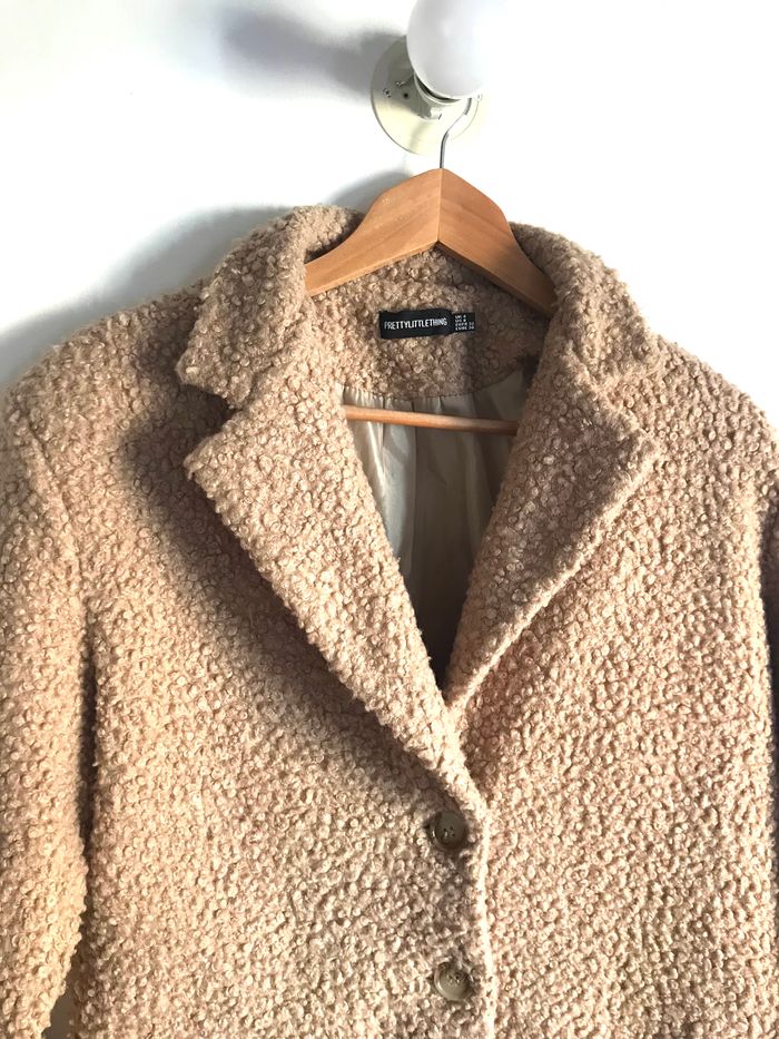 Manteau PrettyLittleThing beige effet bouclettes taille 40/42 - photo numéro 4