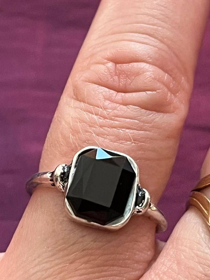 Belle bague en métal argenté avec pierre noire T. 57 femme TBE - photo numéro 2