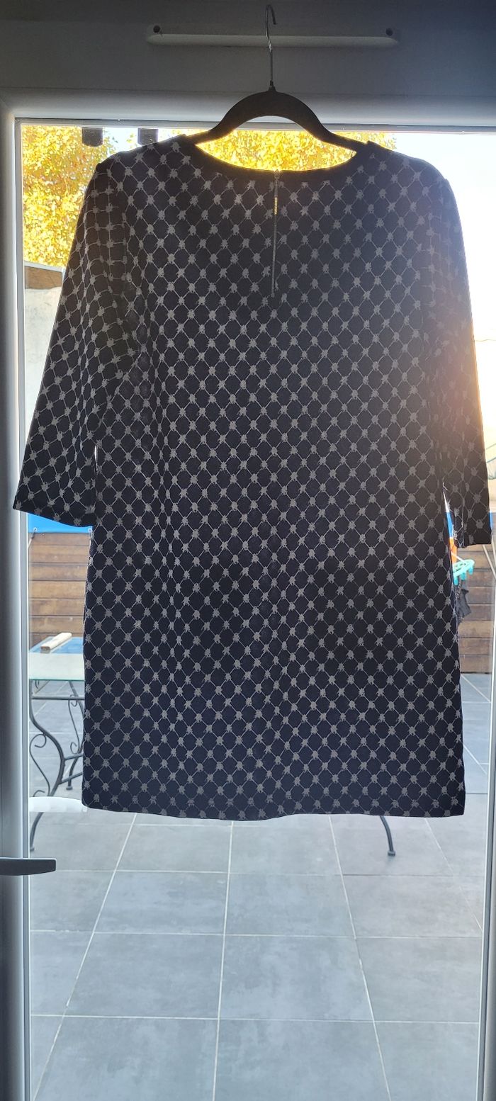 Robe bleu marine et blanche

Taille 42
Neuve sans étiquette 🏷 - photo numéro 3