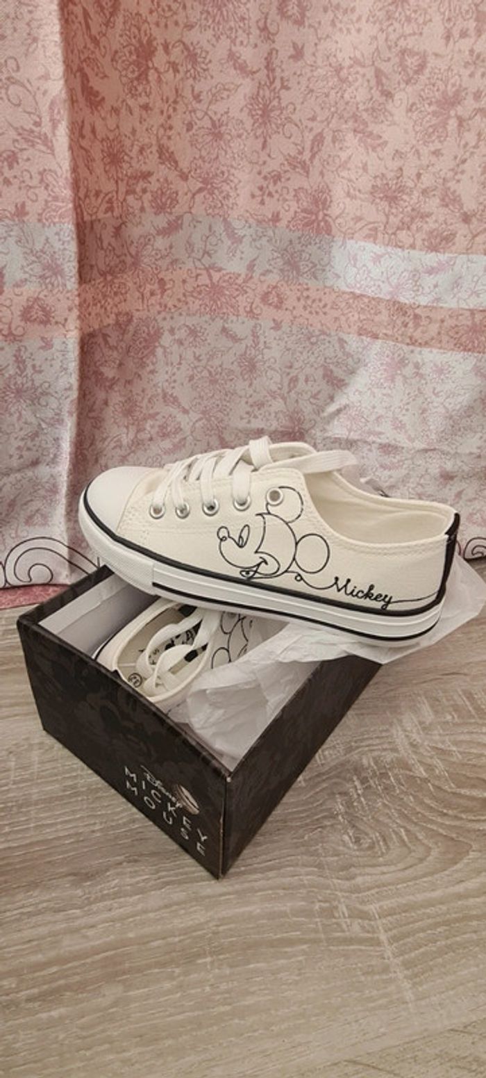Chaussures basses minnie neuves 32