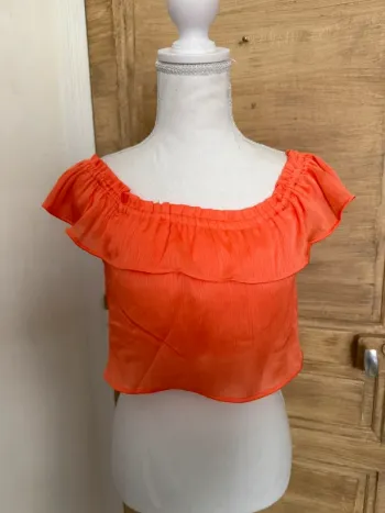 Haut crop top épaules dénudées volanté orange