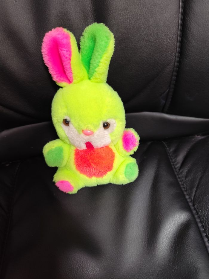 Peluche lapin fluo