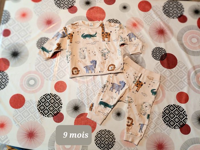 Tenue ensemble jogging 🦒 taille 9 mois comme neuf