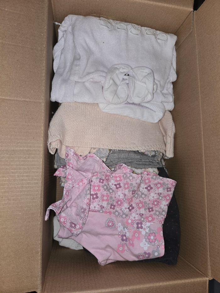 Lot bebe fille 6 mois tee shirt pantalon robe pull