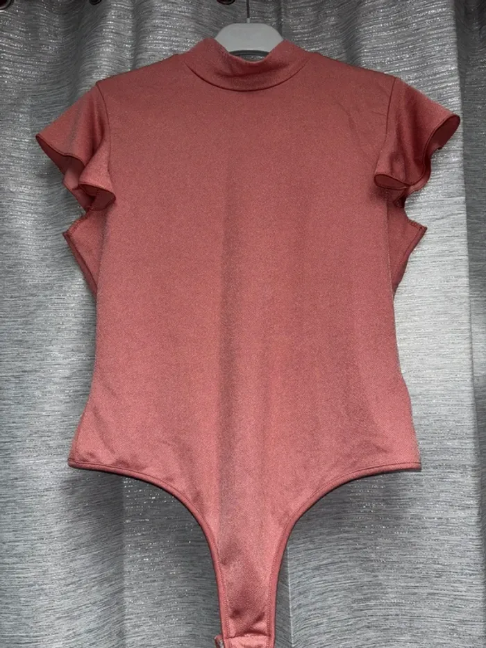 Body PrettyLittleThing, bodie femme taille 40, haut femme, t-shirt rose nude, justaucorps - photo numéro 3