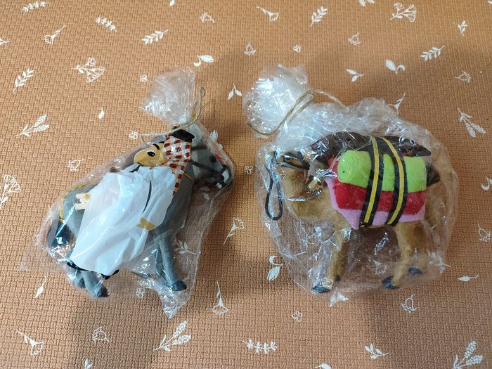 Lot de 2 figurines âne et dromadaire neuves