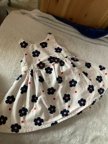 Robe blanche à fleurs bleues, neuf mois