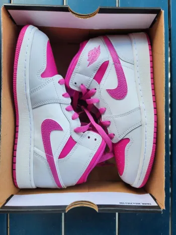 Nike air jordan 1 Mid femme fille Taille 37,5 neuves
