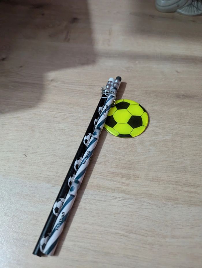 2 crayons football