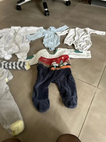 Lot 6 mois pyjamas et bodies