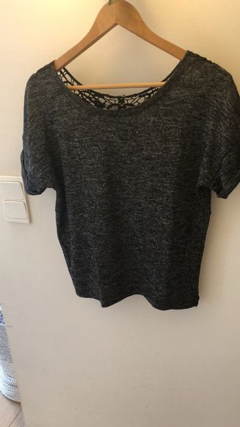Très joli petit t shirt decoleté dentelle noire dans le dos taille unique gris Chine