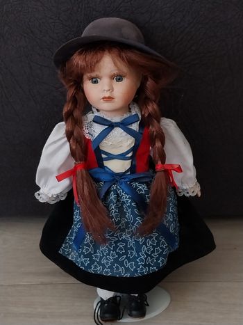 Petite poupée en porcelaine vintage