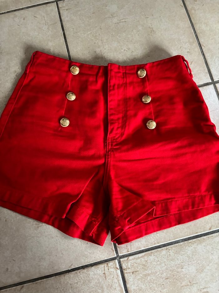 Short rouge