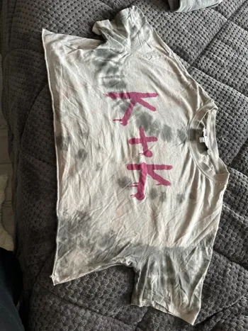 Teeshirt top court