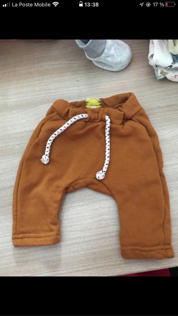 Petit lots pantalon + chausson garçon 1 mois - photo numéro 2