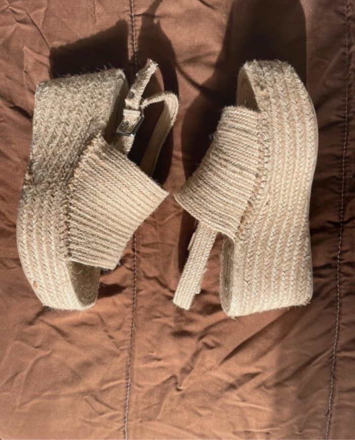 Sandales compensées beige tressées