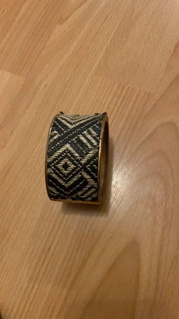 Bracelet satisfaisant noir et doré