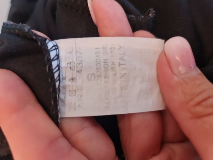 Robe noire avec bijoux sur les épaules Fabriqué en Italie Taille 36 - photo numéro 8