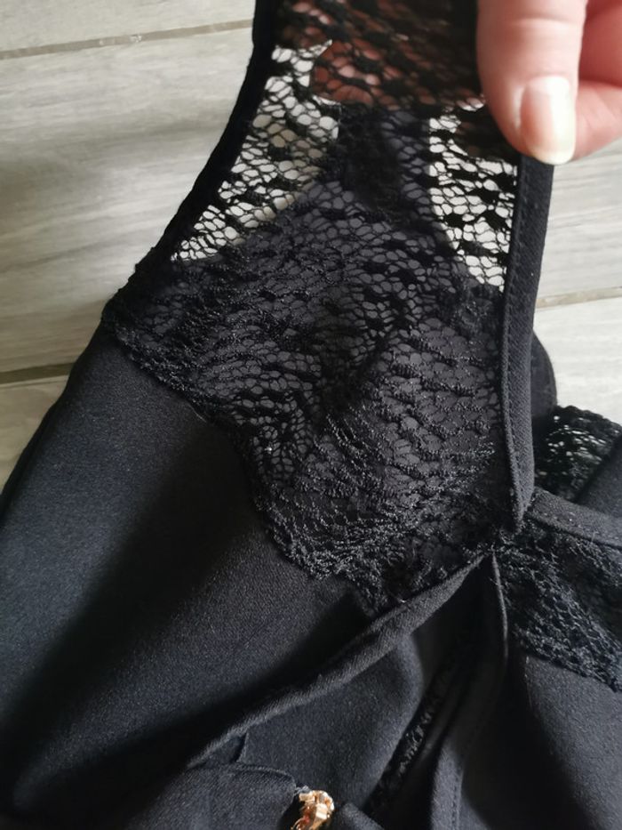 Haut dentelle noir coupé depuis la robe - photo numéro 2