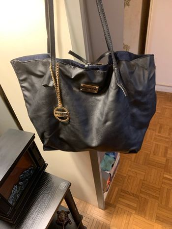 Sac à mains et petite poche à l’intérieur 