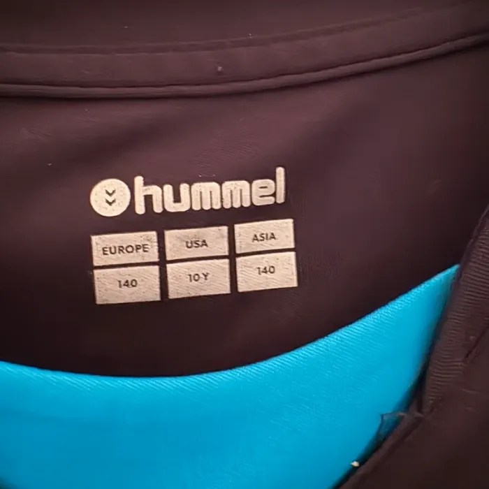T-shirt Hummel • noir & bleu • 10ans 🌿 - photo numéro 2