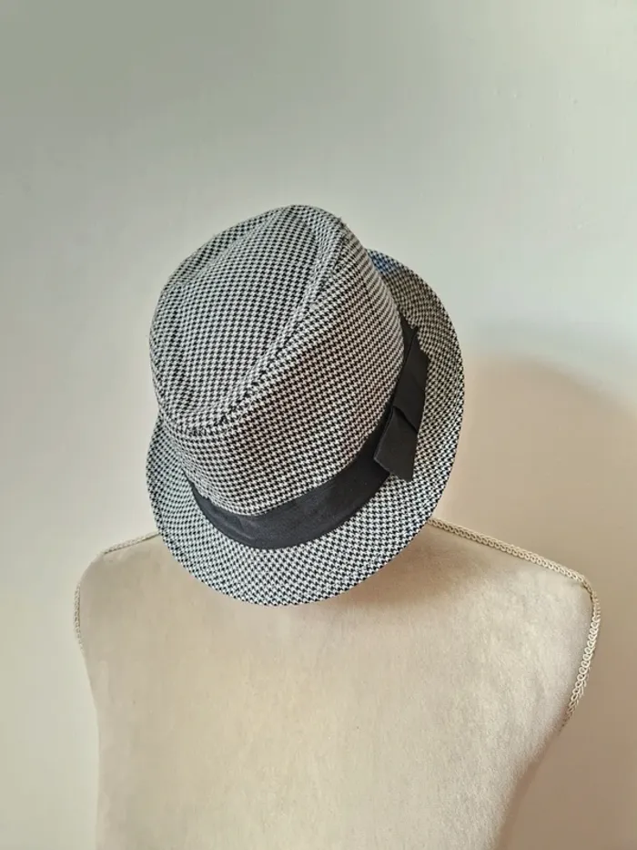 Chapeau motif pied de poule noir et blanc avec nœud