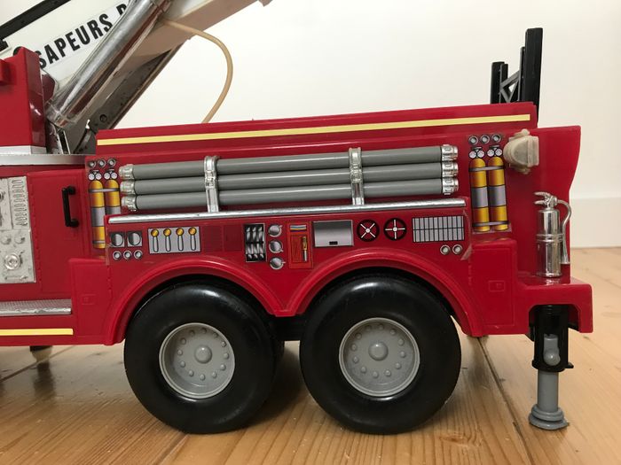 Camion de pompier à grande échelle - photo numéro 5