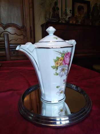 Cafetière fleurie en porcelaine