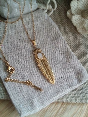 Collier pendentif plume et pierre de lune