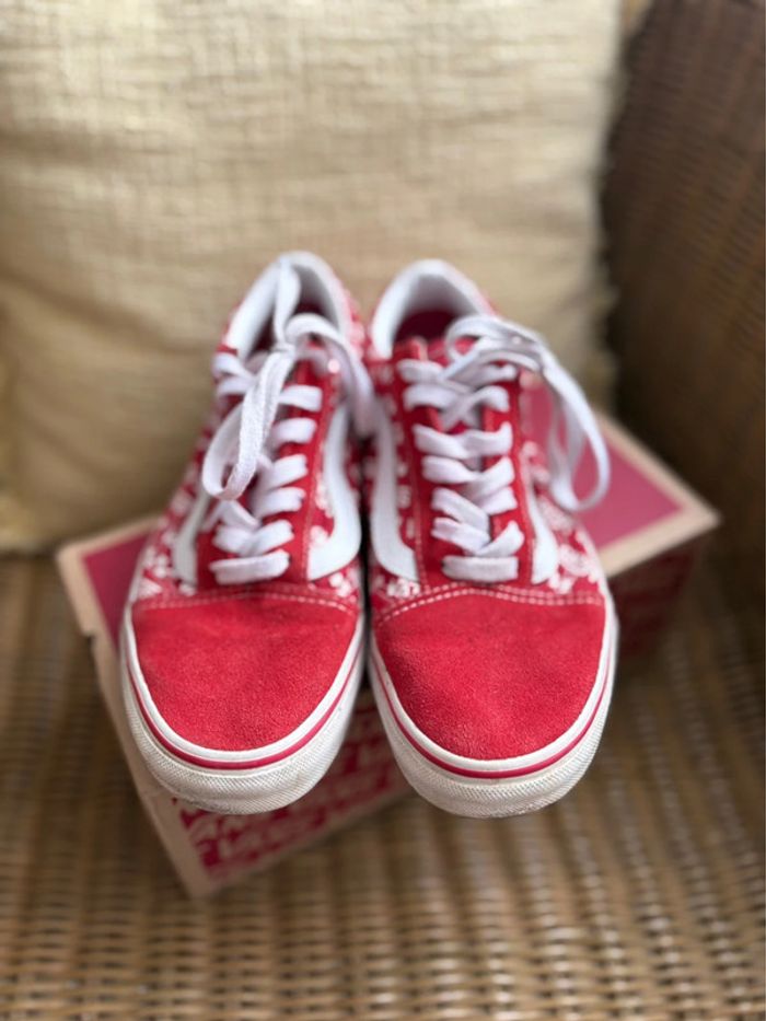 Vans Old Skool - rouge/blanc à motif - daim/cuir - en très bon état - pointure 36 - photo numéro 2