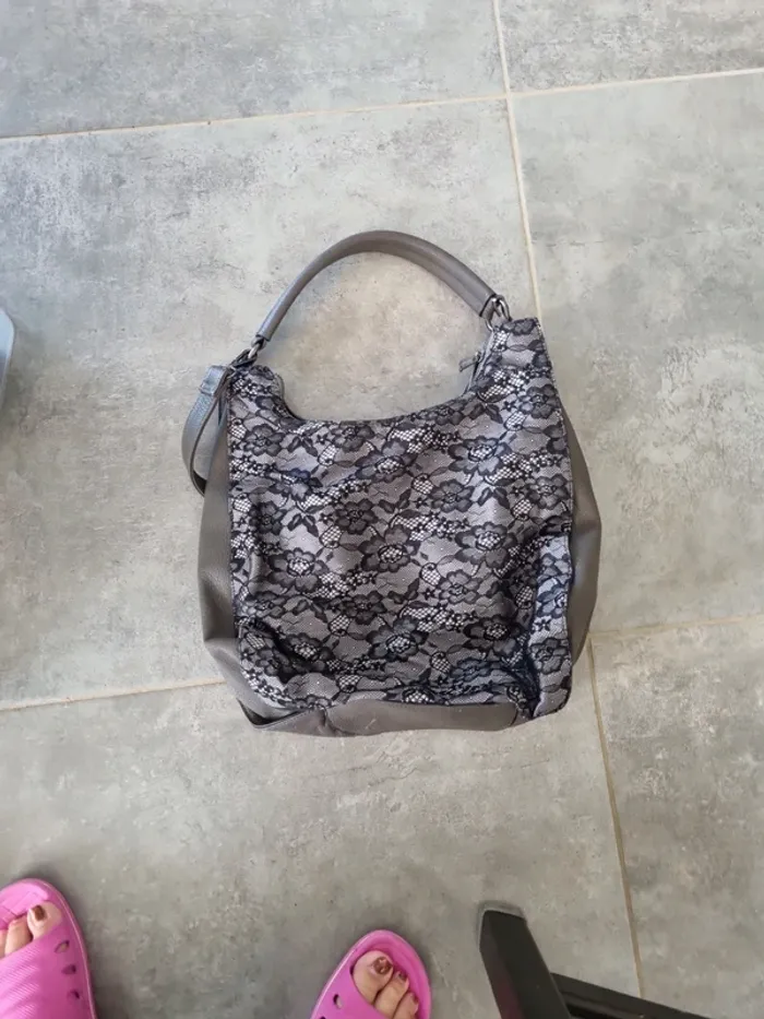 Sac a main gris a dentelle