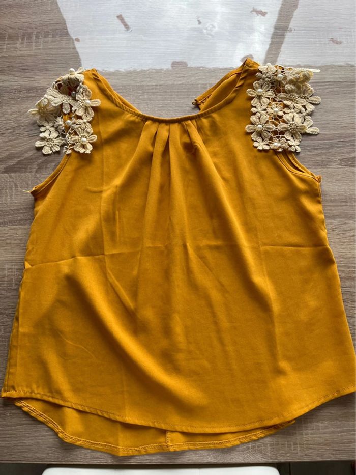 Haut jaune moutarde