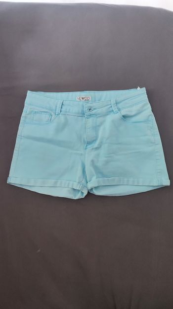 Short bleu pâle taille 14 ans en très bon état.