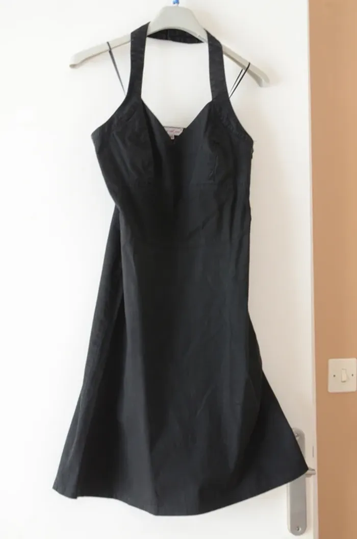 Robe noire dos nu