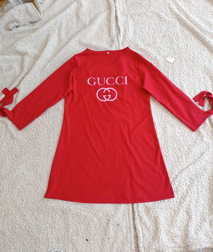 Contrefaçon Robe rouge GUCCI à manches longues - imprimé logo style tendance