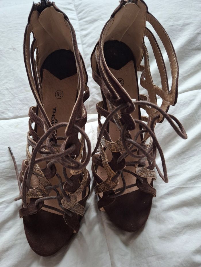 Chaussures à talons fins pointure  38 - photo numéro 3