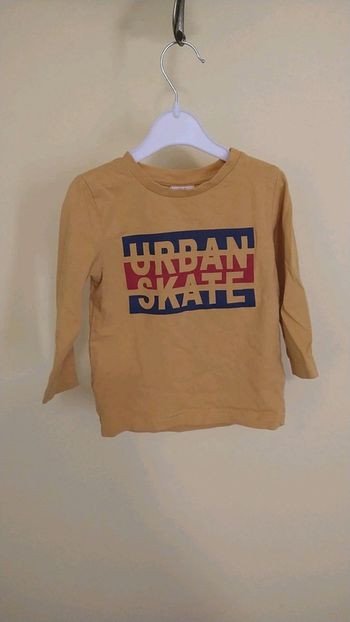 Maillot manches longues taille 18 mois en bon état marque tape à l'oeil