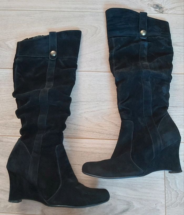 Bottes compensées noires en daim taille 39 (78)