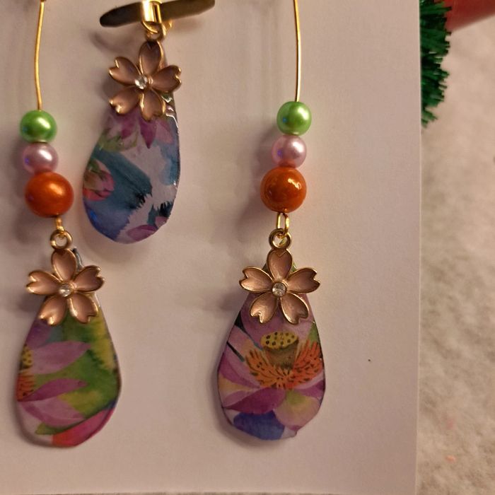 Boucles d'oreilles pendante avec pendentif assortie multicolore - photo numéro 5