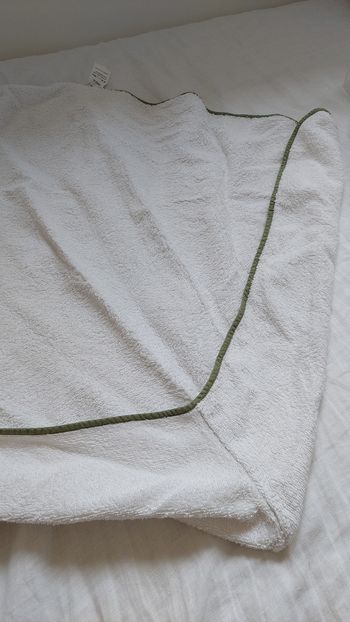 Cape de bain blanche et verte