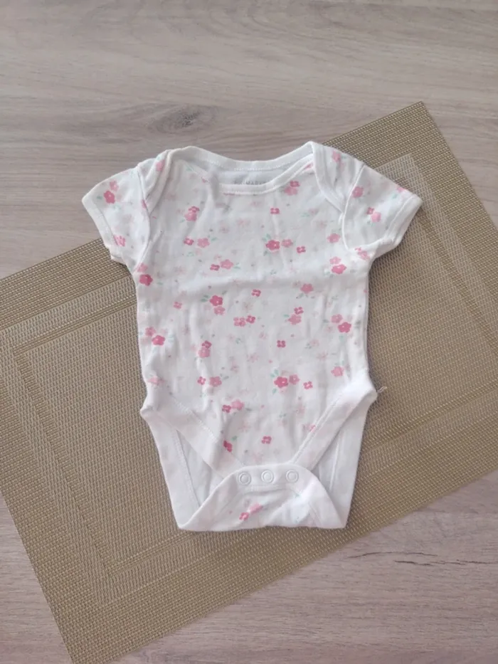 Lot pyjama/ bodies fille 1 mois - photo numéro 9
