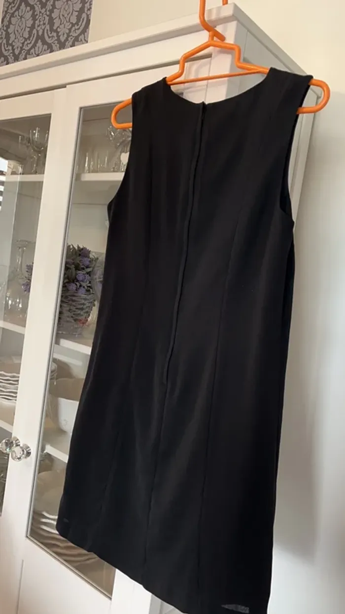 Robe noir femme chic - photo numéro 3