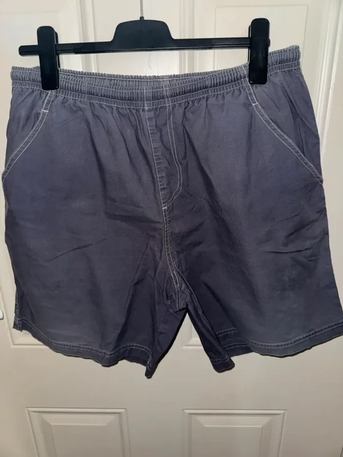Short homme bleu marine taille XXL Marque Queshua