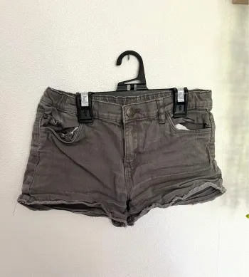 Très beau short en jean pour petite fille