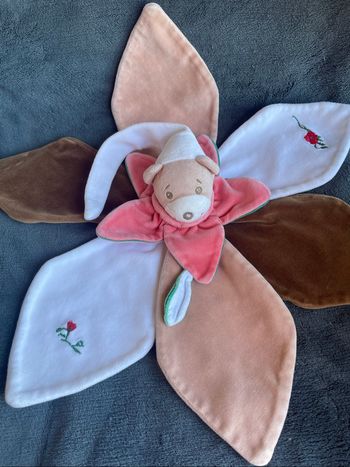 Doudou plat ours pétales blanche marron beige fleur coccinelle Takinou